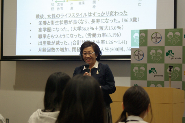 ▲女性ライフクリニック銀座院長 対馬ルリ子先生の講演の様子