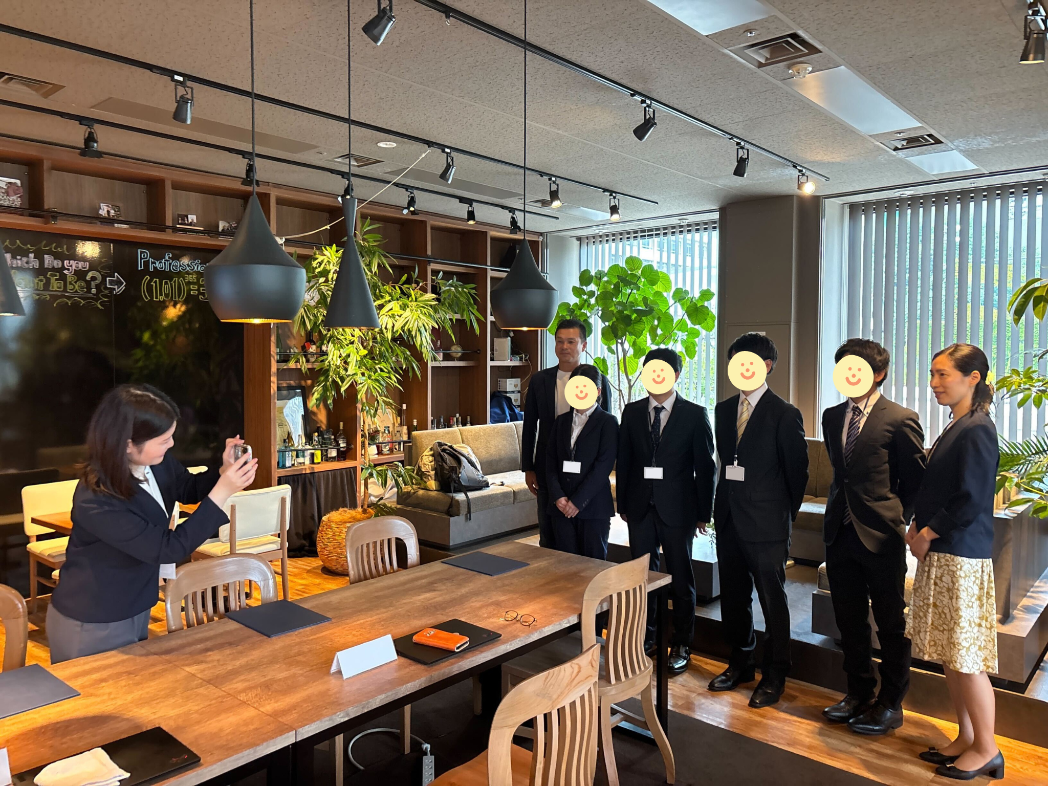 内定式の裏側、集合写真を撮影する採用担当者の様子