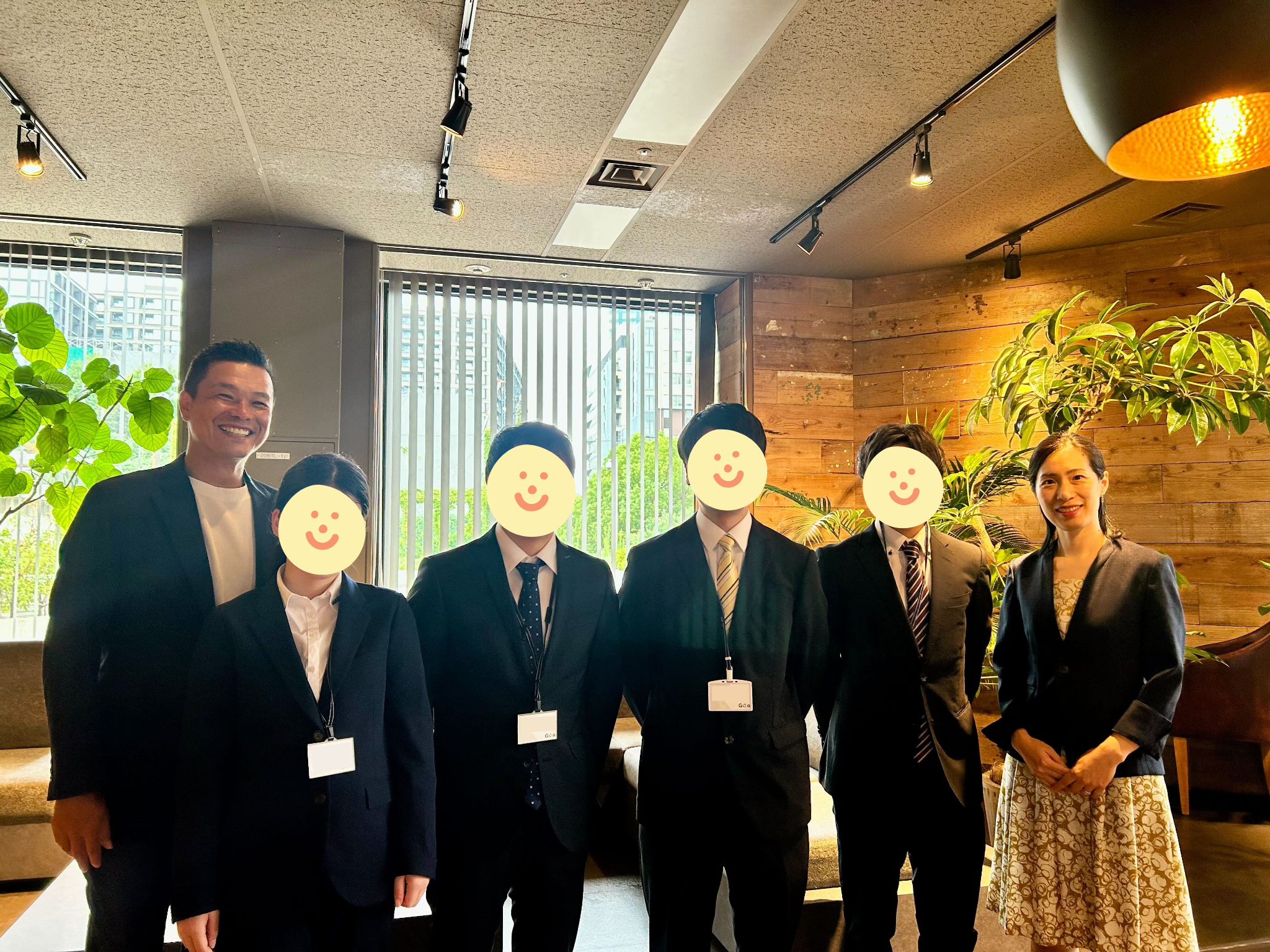 内定者4名と、代表取締役COOの花谷、取締役の渡辺による、集合写真