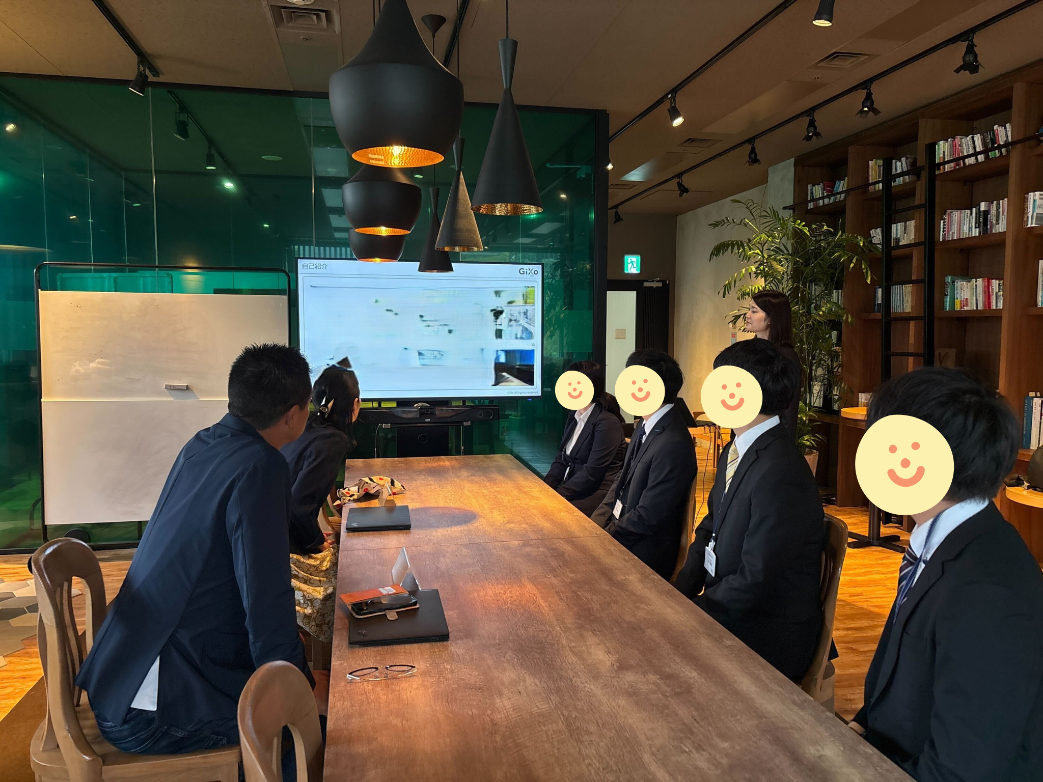 事前に作成いただいた自己紹介スライドを使って発表している様子