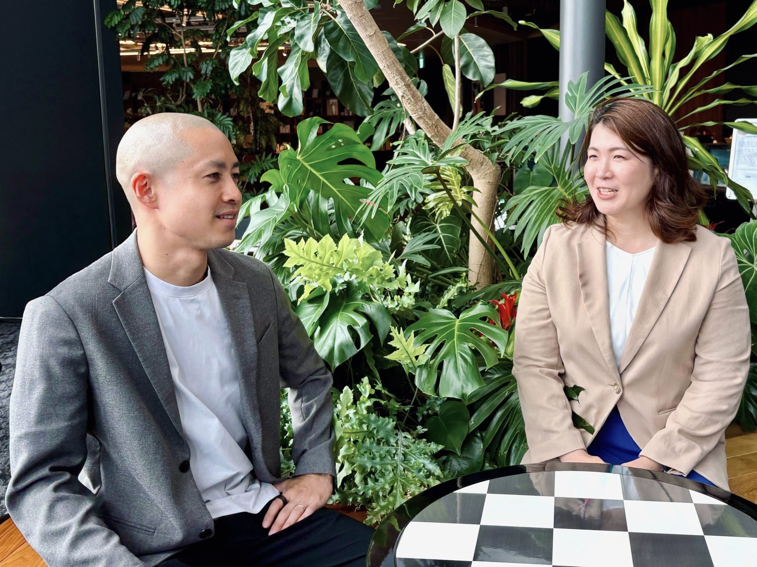 石井絢と狩野詔子が対談している様子