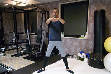 足はできるだけ広げた方がより効果が期待できます
