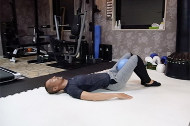 下腹をへこますようにして、骨盤を前へ動かします