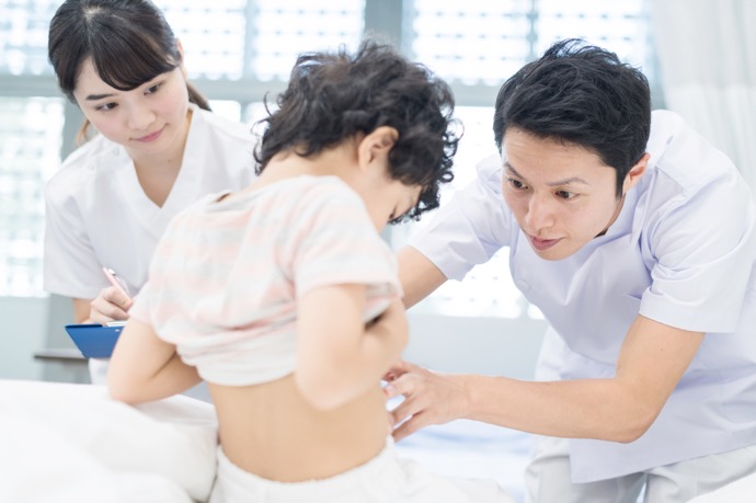 便秘で起こる「腹痛」の理由や痛みを、医師に正しく伝えるには?