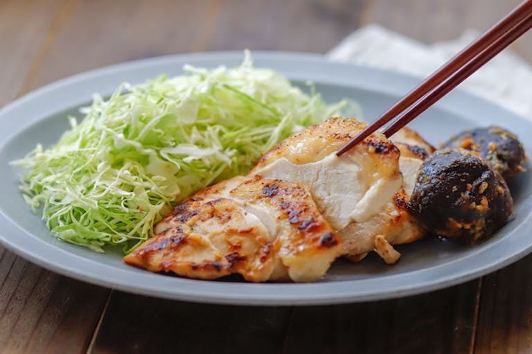 腸内環境を整える＆お肉をおいしくする「味噌」で作ろう！：鶏むね肉の味噌マヨ漬け焼き
