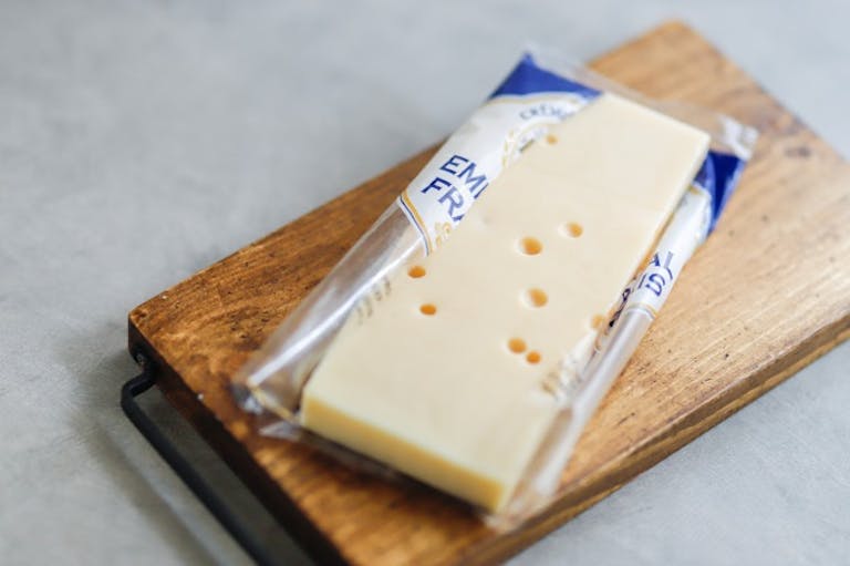 食感はトロ~リ&パリパリ!2つの発酵食の相性も抜群:チーズおかか焼きおにぎり