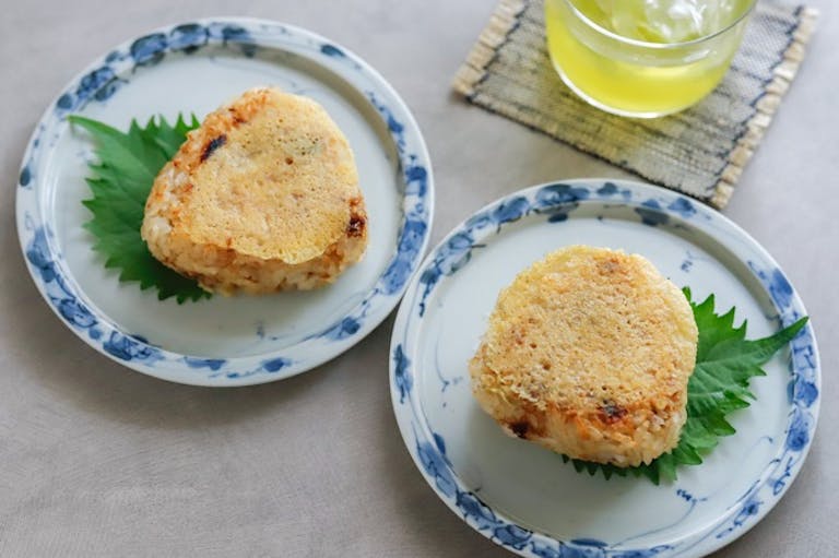 食感はトロ~リ&パリパリ!2つの発酵食の相性も抜群:チーズおかか焼きおにぎり