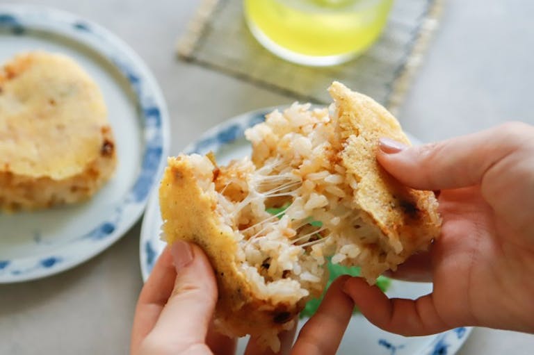 食感はトロ~リ&パリパリ!2つの発酵食の相性も抜群:チーズおかか焼きおにぎり