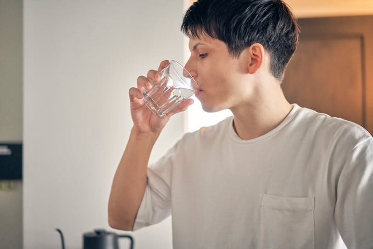 「たっぷりの水分摂取は便秘にいい」はウソ? 意外と知られていない「誤った健康知識」3選