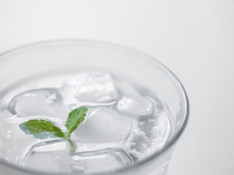 「炭酸水・炭酸飲料」と「胃腸とおなら」の関係