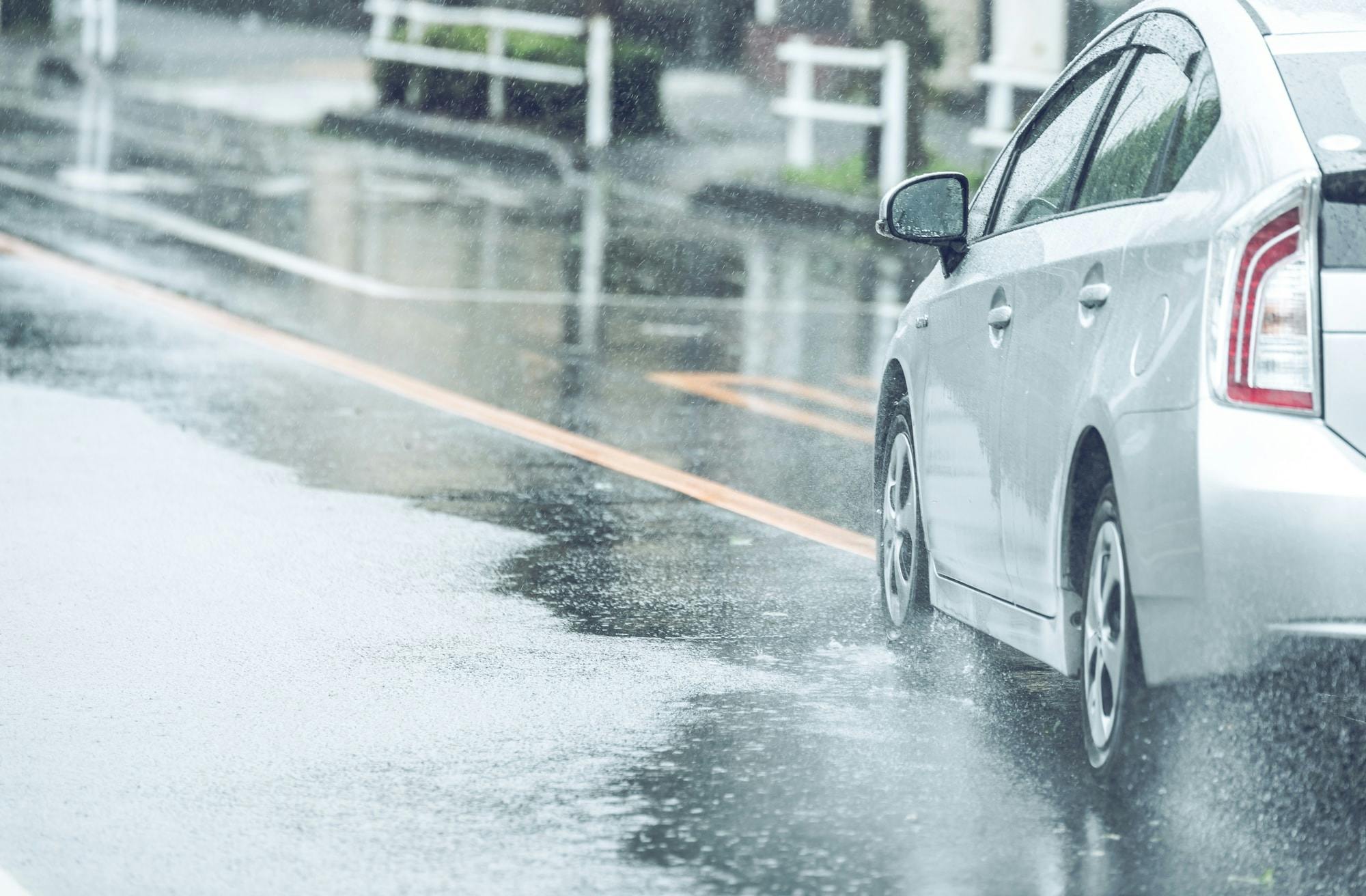 冬の雨の日 スタッドレスタイヤで気をつけるべきこと On The Road 冬の雨の日 スタッドレスタイヤで気をつけるべきこと On The Road