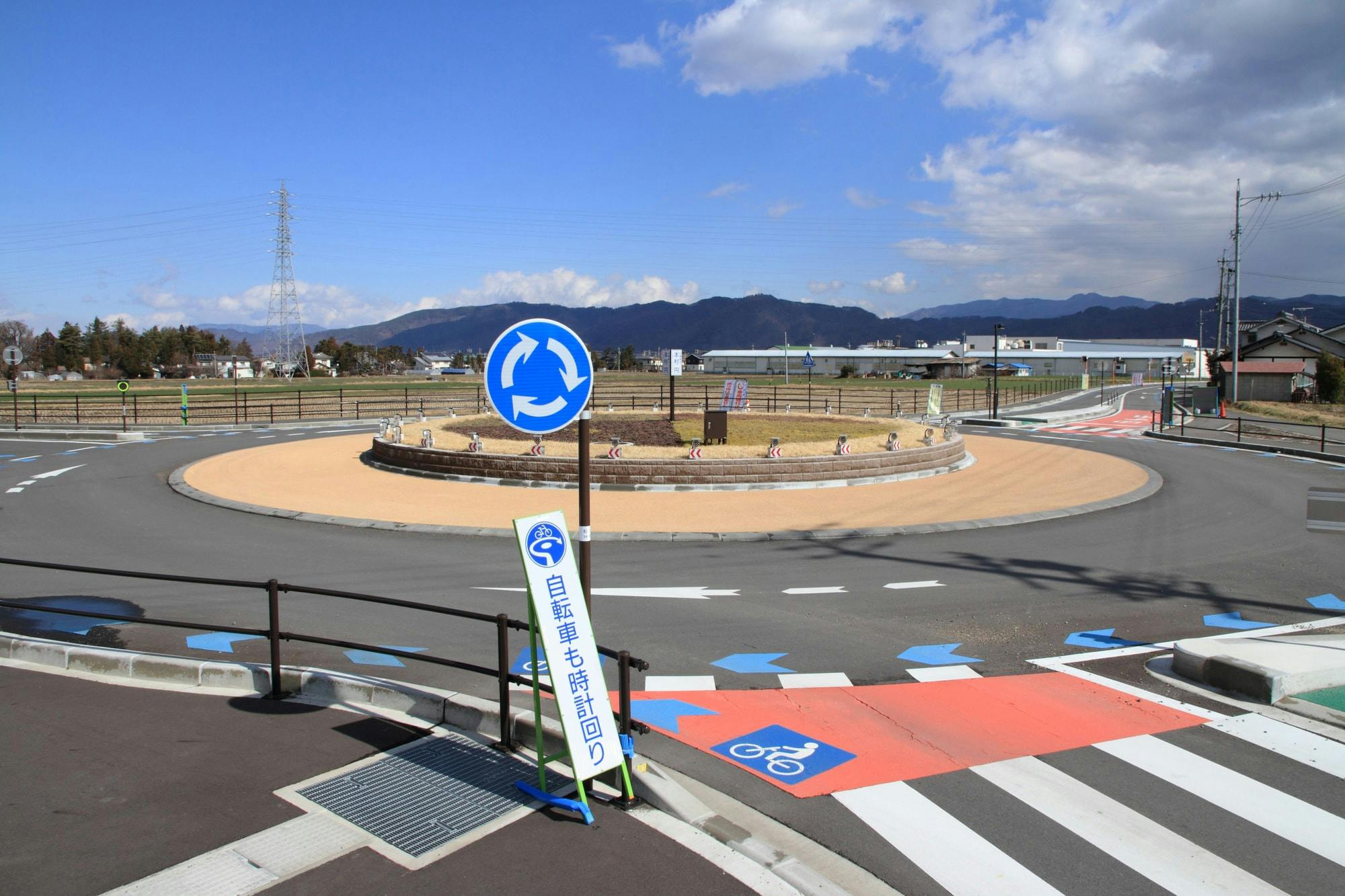 もう走りましたか スムーズに曲がれる ラウンドアバウト 交差点 On The Road もう走りましたか スムーズに曲がれる ラウンドアバウト 交差点 On The Road
