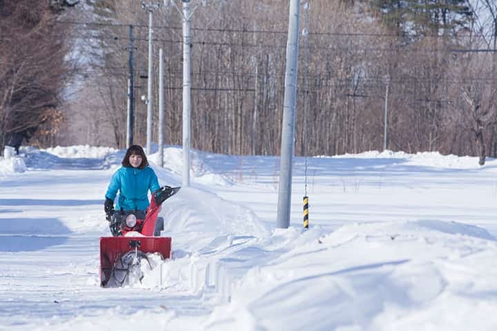 大雪シーズンに備えて 除雪機や除雪車に必要な免許 資格は 自治体の補助も On The Road