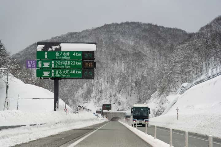 見慣れた道路標識の小さな工夫。雪国ならではの道路標識トリビア