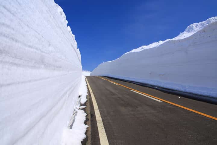 視界を覆う雪の壁!一度は走ってみたい「雪の回廊」ドライブスポット 視界を覆う雪の壁!一度は走ってみたい「雪の回廊」ドライブスポット