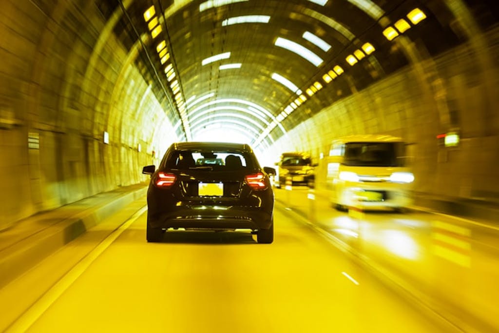 高速道路で、トンネルで、橋の上で…。ドライブ中に大地震に遭遇したらどうすべきか？