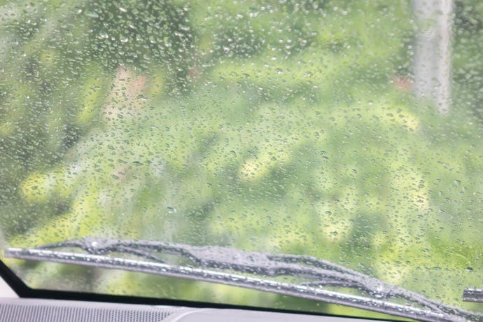 フロントガラスの くもり 対策で 梅雨のドライブを快適に On The Road