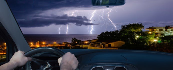 ドライブ中に雷が鳴り出したら どうすべき 雷対策に役立つ豆知識 On The Road