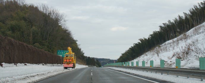 高速道路で除雪中の作業車に遭遇したときの、正しい対応とは？