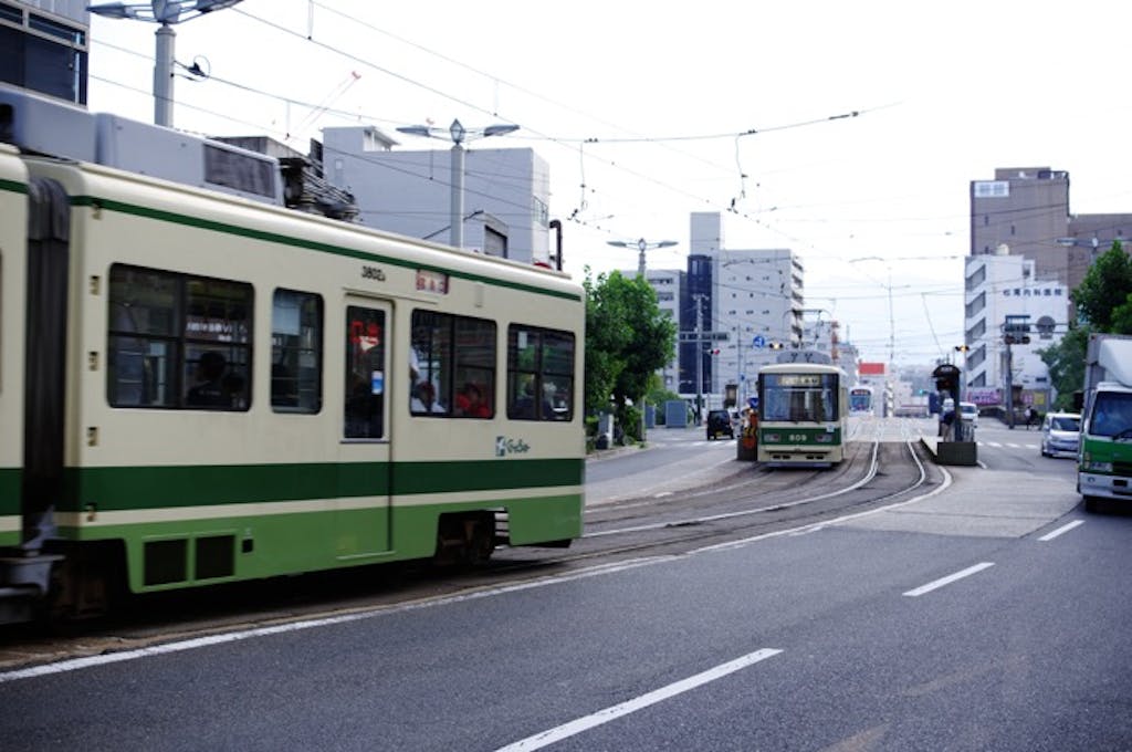 ドライブ中に戸惑わないために 軌道敷内の交通ルール をおさらい On The Road ドライブ中に戸惑わないために 軌道敷内の交通ルール をおさらい On The Road