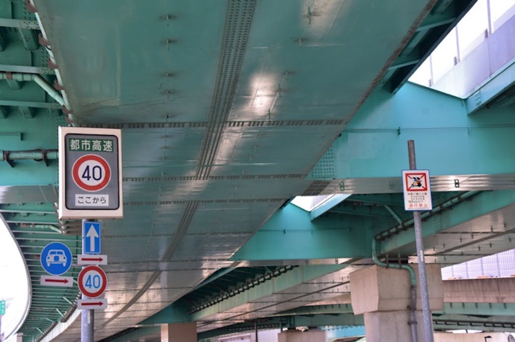 時速100km以上で走れる高速道路は、時速何kmまでOK?