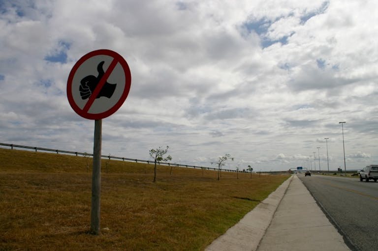 親指マークに取り消し線 の意味は 海外の変わった道路標識 On The Road