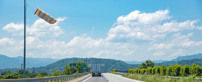 高速道路の 吹き流し で おおよその風速を一目で判別するには On The Road