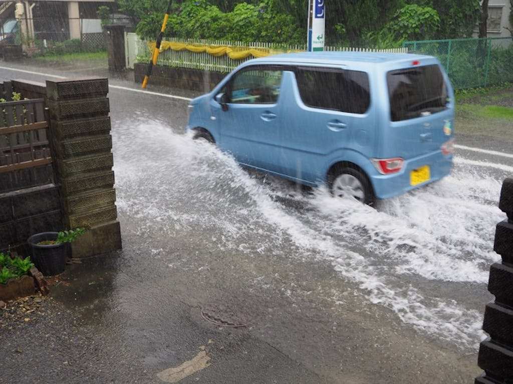 雹、隕石、噴石、台風、地震……車両保険で補償される災害は?