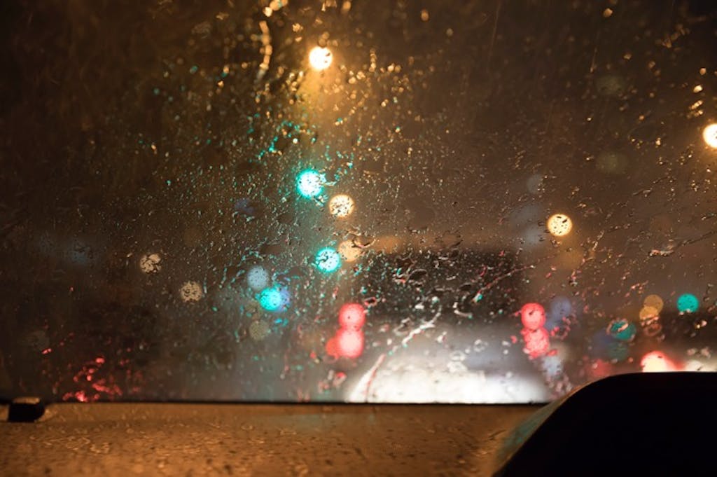 落雷したとき車内は安全?雷の被害は保険適用される?