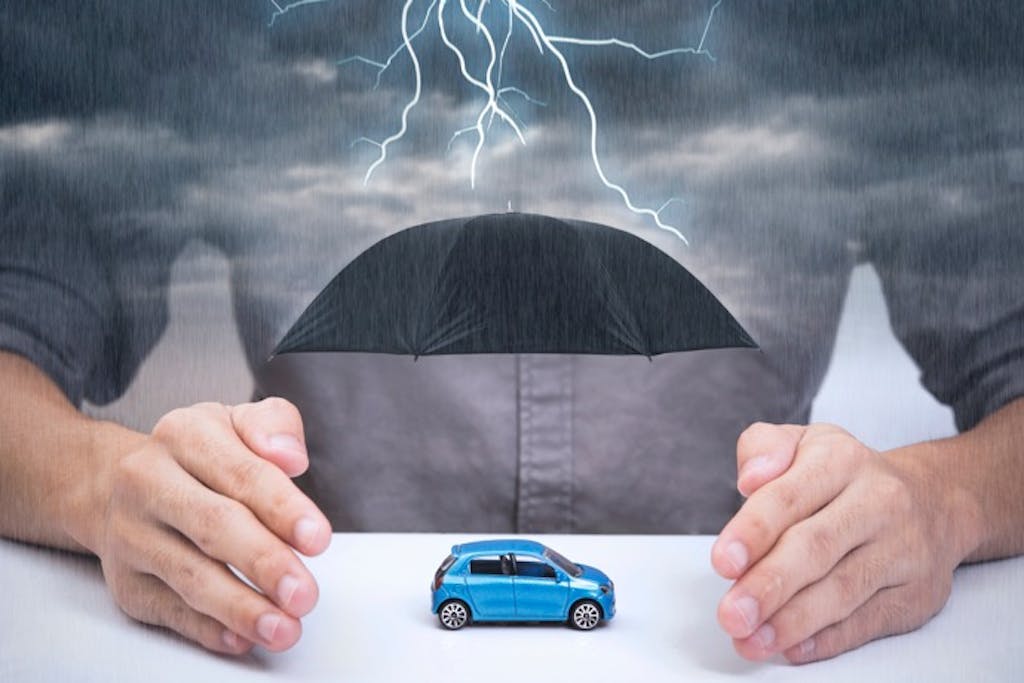 ドライブ中に落雷が より安全なのはクルマの外 クルマの中 On The Road ドライブ中に落雷が より安全なのはクルマの外 クルマの中 On The Road