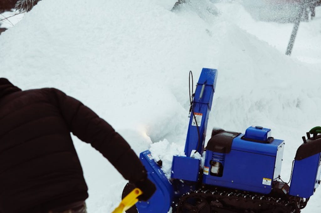 大雪シーズンに備えて 除雪機や除雪車に必要な免許 資格は 自治体の補助も On The Road 大雪シーズンに備えて 除雪機や除雪車に必要な免許 資格は 自治体の補助も On The Road