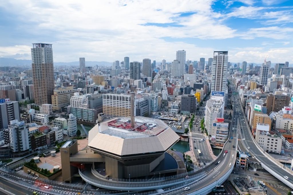 高速道路を走るとビルの中へ!?大阪に2か所ある「高速道路が通るビル」