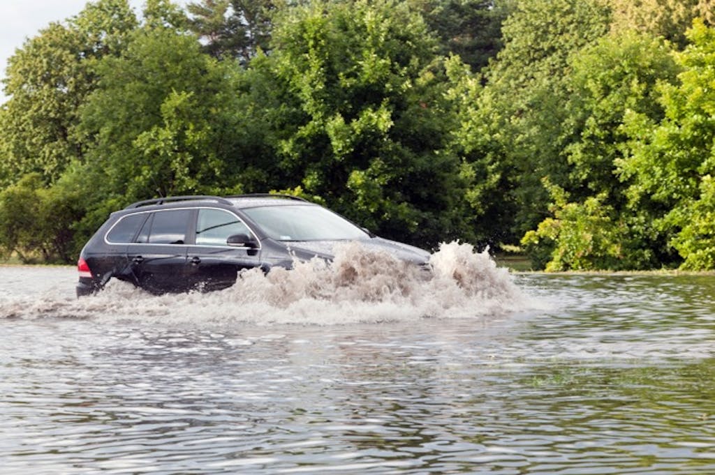 冠水時に慌てないために！自動車は水深何cmまで走行できるかを知ろう！