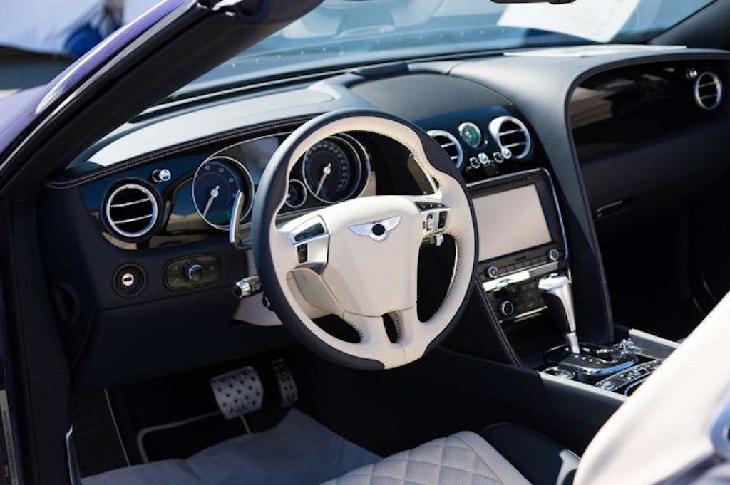 自動車にまつわる、あの横文字は海外でも通じる?それとも…?