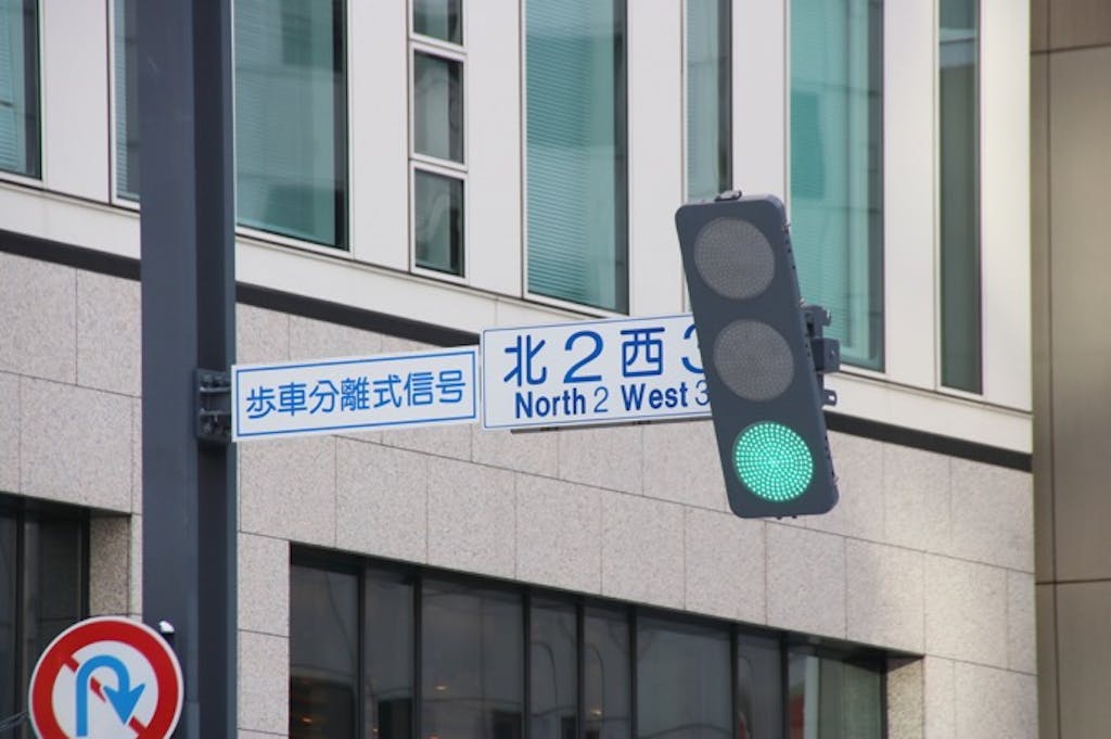 東京では100%に!LED信号機の普及率とその進化とは?