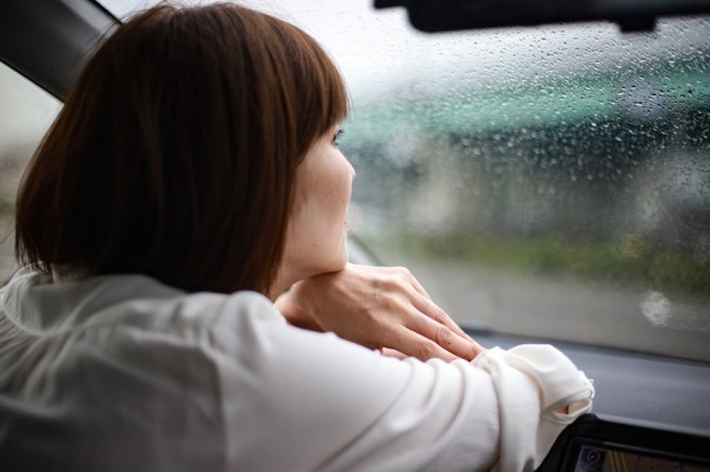 フロントガラスの曇りを最速で取る方法とは?