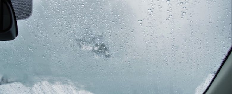 梅雨時の 真っ白で見えない を防ぐ フロントガラスの曇り対策 On The Road