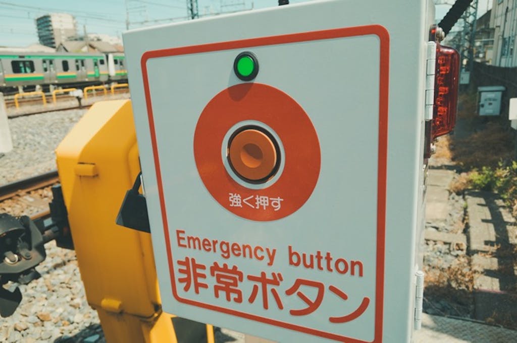 知ってた?踏切の警報機と遮断機の「時間のルール」