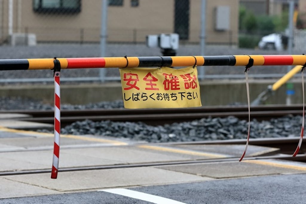 知ってた?踏切の警報機と遮断機の「時間のルール」