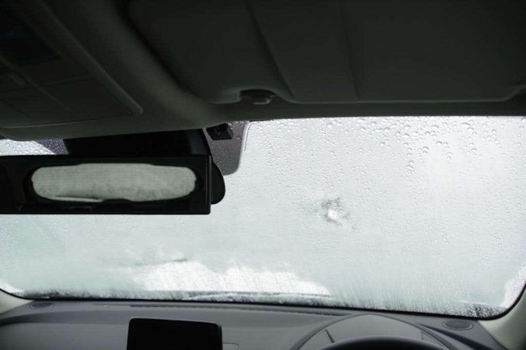 梅雨時の 真っ白で見えない を防ぐ フロントガラスの曇り対策 On The Road