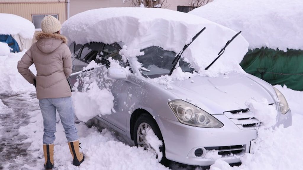 車に傷をつけない正しい雪下ろしのやり方 On The Road