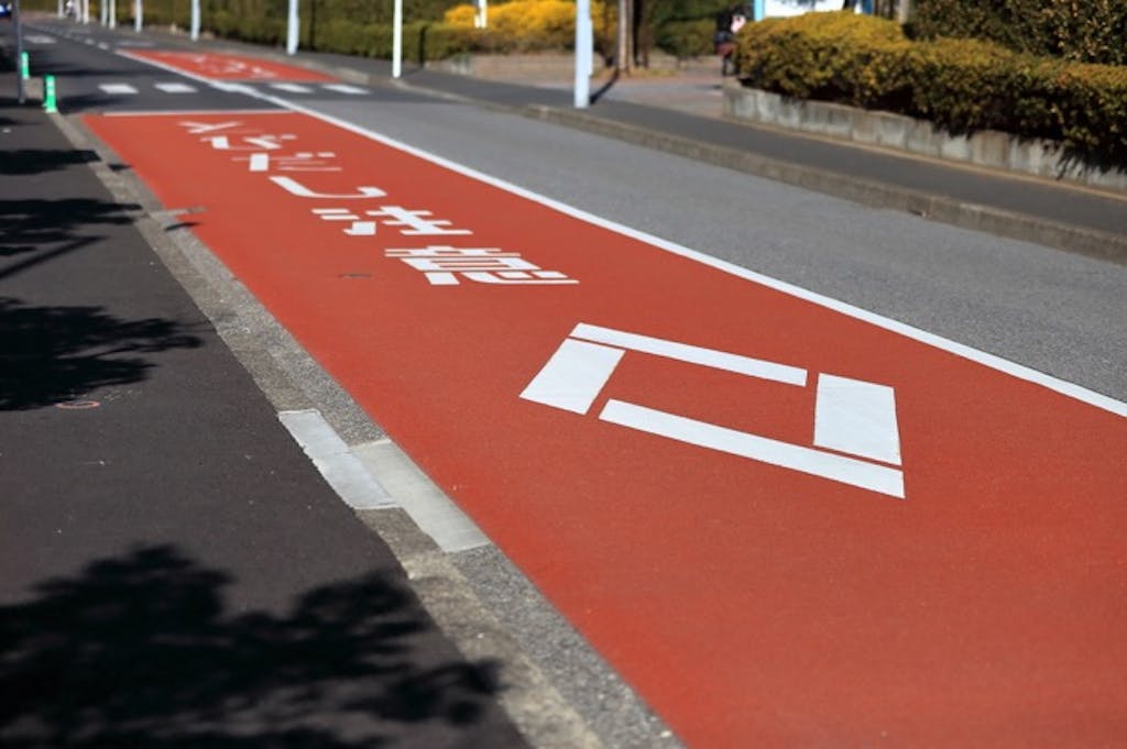 追い越しと追い抜きの違いとは?違反行為と罰則を解説