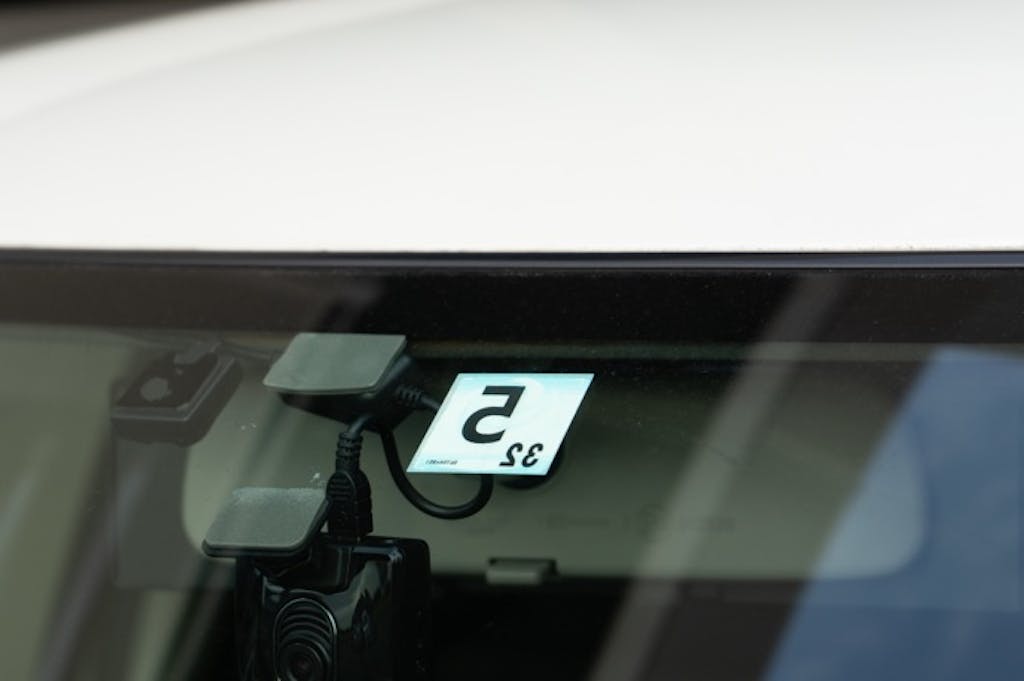 車検ステッカーを貼る位置が変わる?正しい貼り方とは