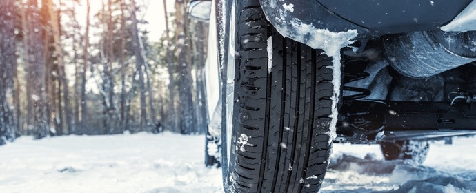 タイヤの雪 ノーマルタイヤで雪道走行は違反！罰則についても解説 | ON THE ROAD