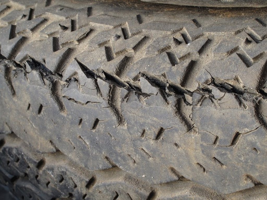タイヤのひび割れは交換が必要?原因や対策方法を解説