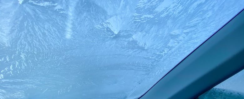 フロントガラスが凍結するときの原因と対処法！