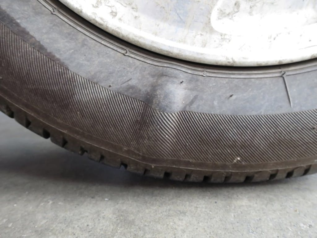 タイヤバーストの原因とその対処法とは?