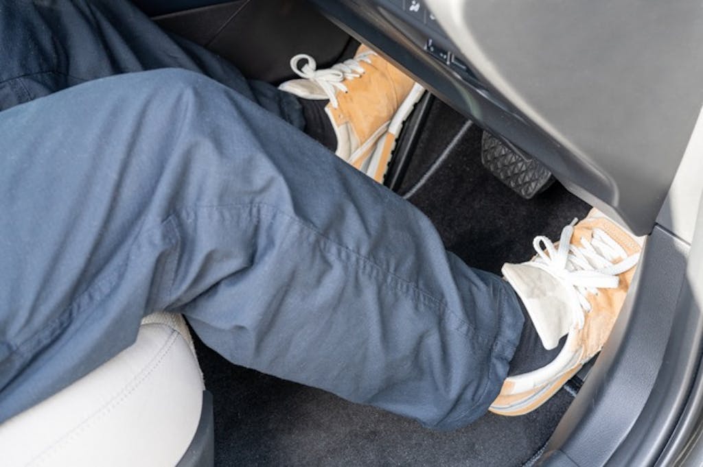 サンダルでの運転は交通違反!理由と罰則まで解説!