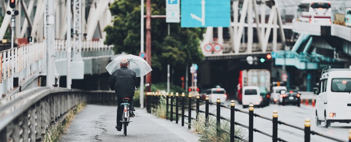 自転車の傘差し運転は交通違反に！罰則内容について解説！ | ON THE ROAD