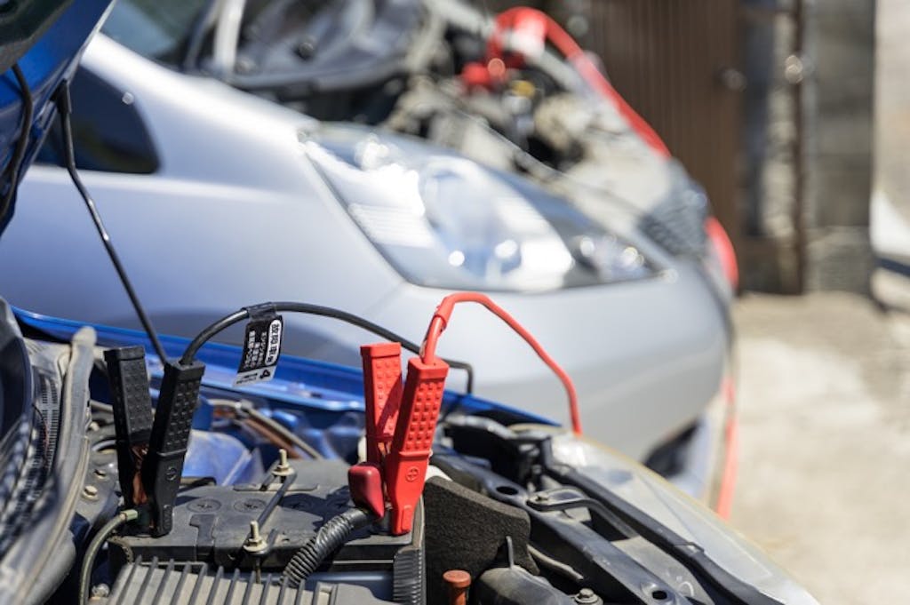 クルマのバッテリーが上がったときの原因と対処法について解説!